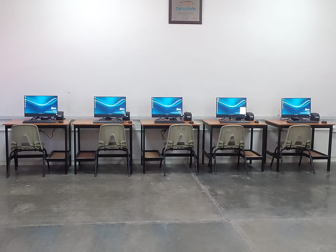 RECIBE PRIMARIA EN SAUCILLO NUEVAS COMPUTADORAS