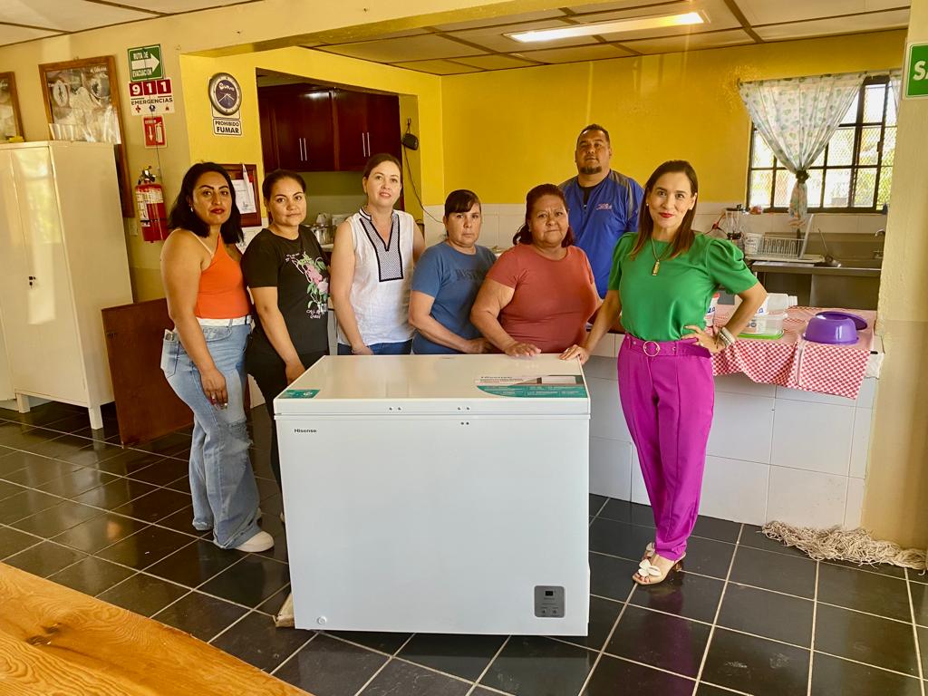 ENTREGA ESTADO UNIFORMES Y EQUIPOS PARA REFRIGERACIÓN DE ALIMENTOS EN ALBERGUES ESCOLARES RURALES