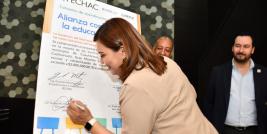 La Secretaría de Educación y Deporte (SEyD), a través de Servicios Educativos del Estado de Chihuahua (SEECH), firmó un convenio de colaboración con la Fundación del Empresariado Chihuahuense (Fechac), como parte del programa “Alianza con Todo por la Educación al 100”.