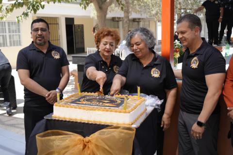 Con una ceremonia y la presentación de bailes regionales y grupos musicales, docentes, directivos y autoridades educativas celebraron el 20 aniversario de la fundación de la Escuela Secundaria Federal No. 17, ubicada en el suroriente de Ciudad Juárez.