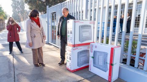 La Secretaría de Educación y Deporte (SEyD), entregó 10 calefactores de gas LP a la Escuela Primaria Eloy S. Vallina, lo cual beneficiará a 531 niñas y niños que son atendidos en este plantel educativo.