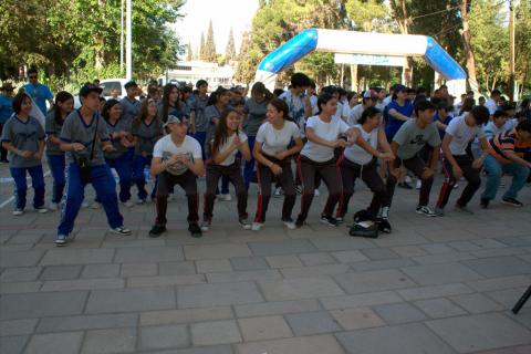 Estudiantes de secundarias, padres de familia y autoridades educativas participaron en la campaña "Aléjate de las drogas, el fentanilo te mata. Atrévete a ser feliz".