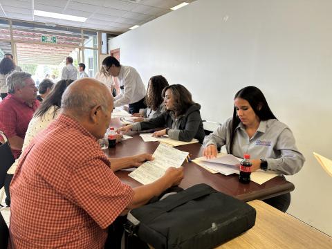 La Secretaría de Educación y Deporte (SEyD), a través de Servicios Educativos del Estado de Chihuahua (Seech) entregó al personal jubilado y pensionado, el Bono de Recuperación del cuarto trimestre de 2025.