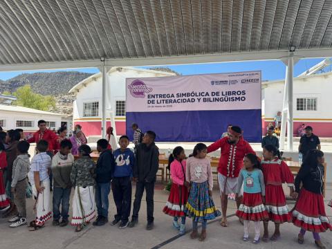 Con el propósito de garantizar el derecho a una educación pertinente y de calidad, Servicios Educativos del Estado de Chihuahua (SEECH) y el Fondo de las Naciones Unidas para la Infancia (Unicef), entregaron 4 mil libros del Programa de Literacidad y Bilingüismo en la comunidad de Tehuerichi, municipio de Carichí.