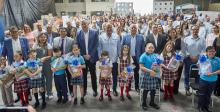 Se repartieron libros a las primarias Federal Proyecto Montana y Estatal Abraham González No. 2383, y se reiteró el compromiso con la salud con el combate al sarampión, con la vacuna a estudiantes, madres y padres de familia de estas instituciones.