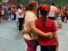 Un total de 300 estudiantes acompañados de madres y padres de familia, docentes y directivos de siete Centros de Atención Múltiple (CAM), participaron en el Taller de Ritmoterapia efectuado en el gimnasio del Colegio de Bachilleres en el Parque Central de Ciudad Juárez.
