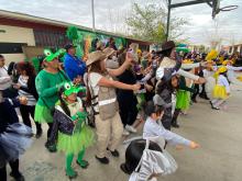 Más de 100 estudiantes de la primaria Rubén Pérez Rasgado de Ciudad Juárez, presentaron Rondas y Bailables.