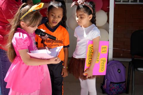 Como parte de la celebración por el Día Internacional del Libro y en el marco del evento denominado “Kermes Literaria”, estudiantes de primaria en Ciudad Juárez presentaron una serie de cuentos que fueron elaborados desde el inicio del ciclo escolar.
