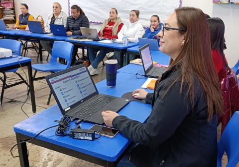 Con el propósito de fortalecer las competencias digitales del personal en las escuelas, Servicios Educativos del Estado de Chihuahua (SEECH), a través de la Coordinación Estatal de Tecnología Educativa (CETE), capacitó durante el ciclo 2025-2026 a mil 880 docentes de 436 escuelas en herramientas tecnológicas.