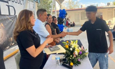 El Centro de Educación Extraescolar (CEDEX) No. 20 "Marco Antonio Moreno Ruiz", ubicado en la Escuela Primaria Jaime Torres Bodet en el suroriente de Ciudad Juárez, entregó certificados de conclusión de estudios a 32 estudiantes de Primaria y Secundaria.