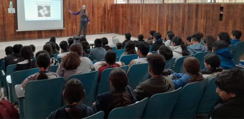 La Secretaría de Educación y Deporte, a través de Servicios Educativos del Estado de Chihuahua (SEECH), visitó planteles educativos con el fin de fortalecer la prevención de la violencia digital en estudiantes de secundarias, durante el segundo periodo del ciclo escolar 2025-2026.