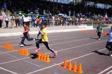 Un total de 325 alumnas y alumnos de 13 planteles pertenecientes a las zonas 45, 46 y 74 del Sector 10 de Preescolar, participaron en la Segunda Copa de Atletismo “Expresión de habilidades y capacidades motrices”, realizada en el Estadio 20 de Noviembre de Ciudad Juárez.