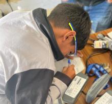 La Secretaría de Educación y Deporte (SEyD), a través de Servicios Educativos del Estado de Chihuahua (Seech) y del Departamento de Diagnóstico para Alumnos de Educación Básica, benefició a 15 mil 490 estudiantes con diagnóstico de la vista y a 8 mil 057 con la entrega gratuita de lentes en lo que va del ciclo escolar 2025-2026.